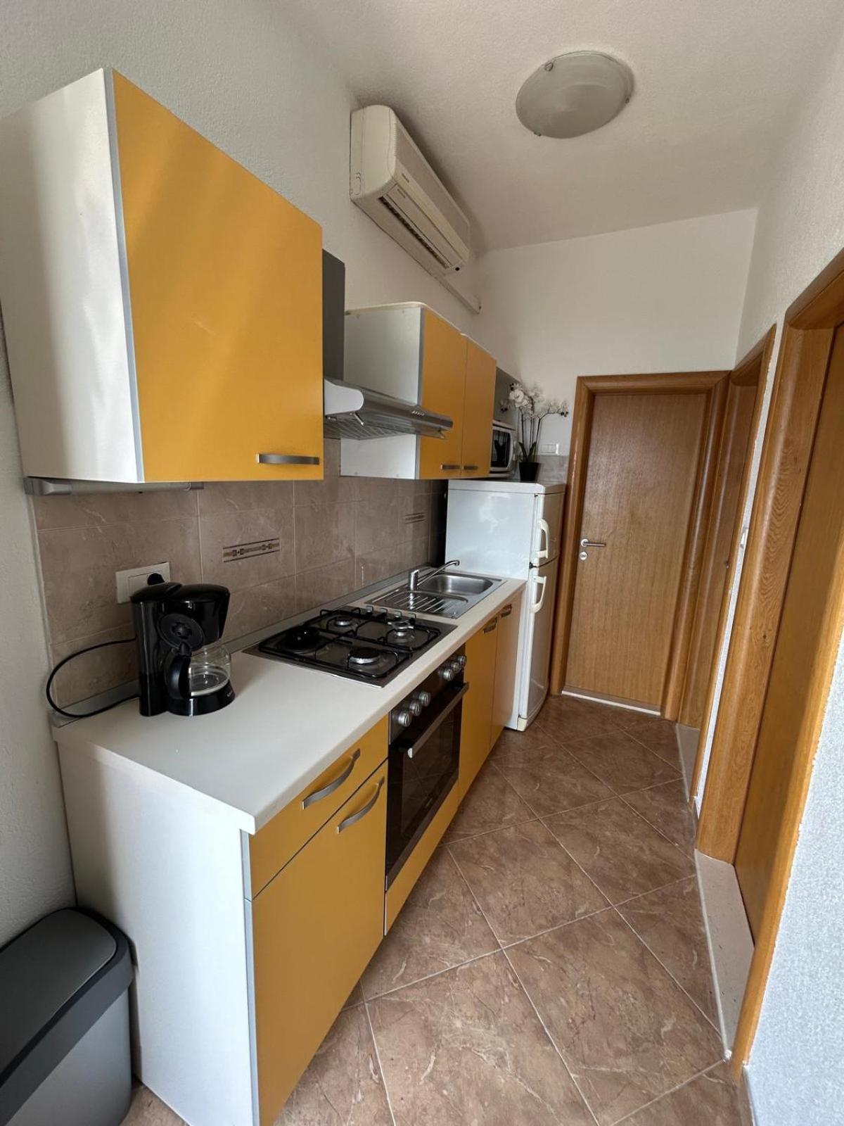 Apartment Lovre Topic Baška Voda Exterior foto